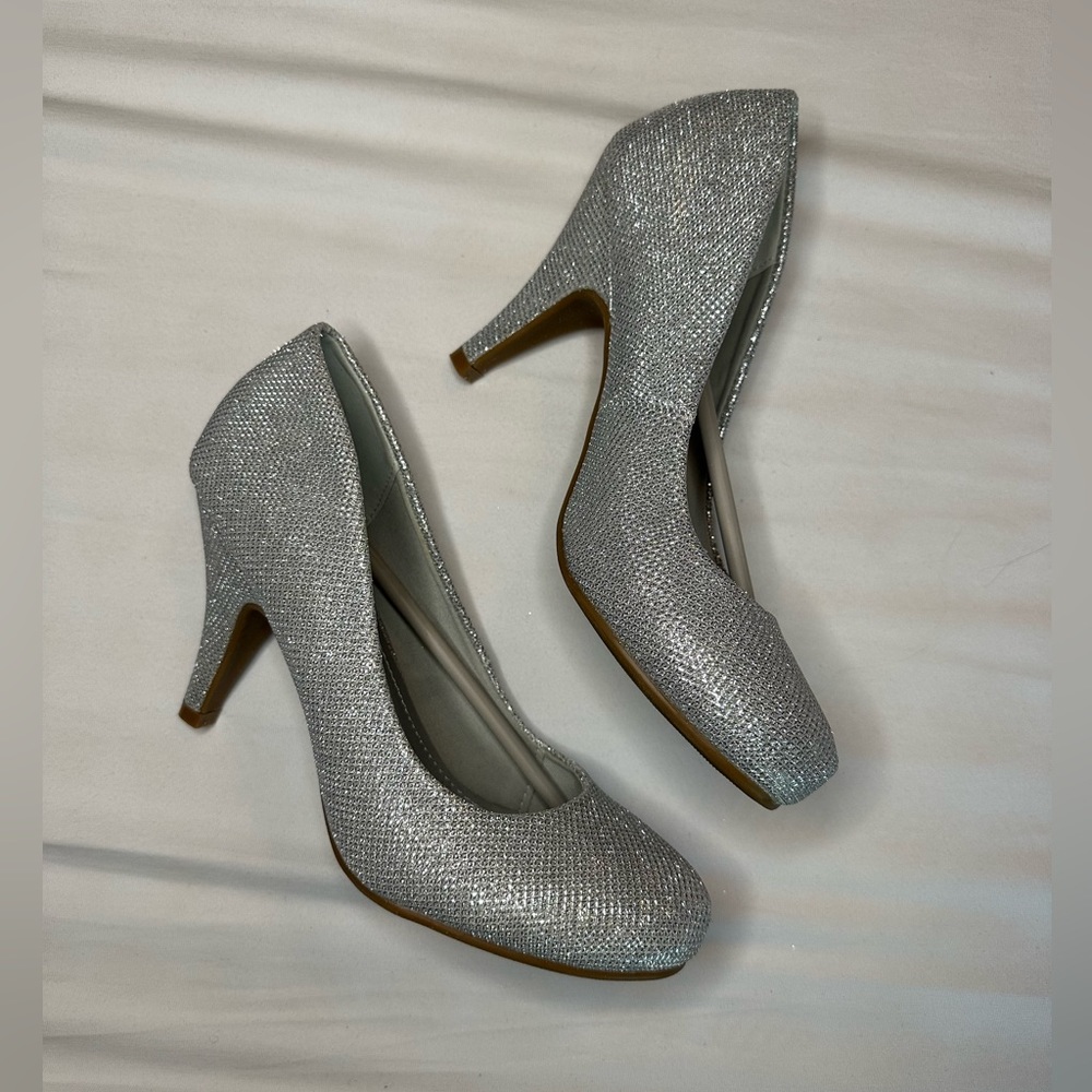 NEW w/ TAGS & Box 🏷️ Dream Pairs Silver/Glitter Low Round Low Heels Womens 7.5